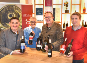 Große Vorfreude auf die Weinpartnerschaften 2023 bei (v.l.) Leopold Wurst, NÖ Landesweingut, Karl Gössl von der Weinstraße Weinviertel, Toni und Ben Honsig, beide Probus Winzer-Initiative.
